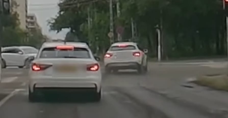 Egy fővárosi kereszteződésben mutatta be egy autós élesben, miről is szól a jávorszarvas-teszt – videó