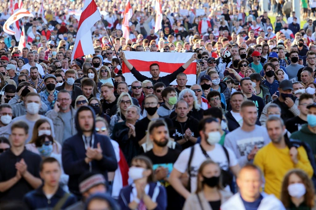 Ismét tízezrek tüntettek Minszkben, vízágyúval oszlattak