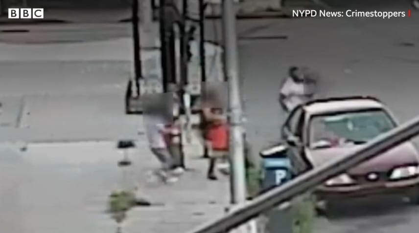 Utcai kamera rögzítette, ahogy az anyja mellől elraboltak egy gyereket New Yorkban