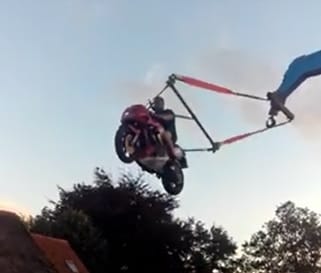 Egy daru, egy sportmotor és máris kész egy teljesen szürreális hinta – videó