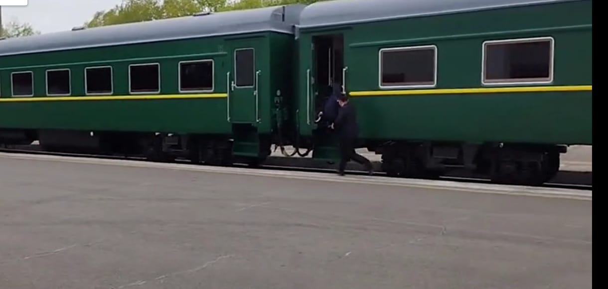 Videó: Kim Dzsong Un fotósainak a mozgó vonatra kellett felugraniuk, hogy le ne maradjanak