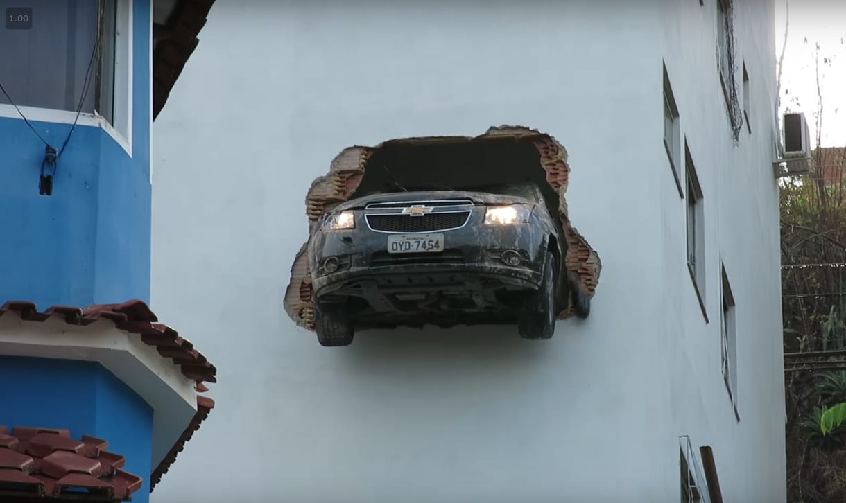 Összekeverte a pedálokat, áttörte a parkolóház falát a Chevrolet – videó