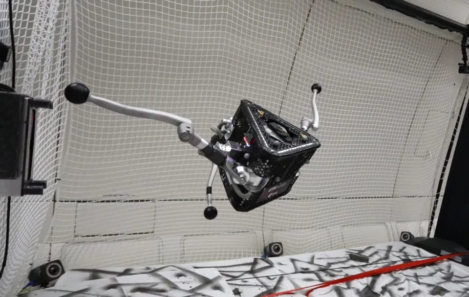 Aszteroidák felszínén ugrálhat egy speciális háromlábú robot, videón a SpaceHopper
