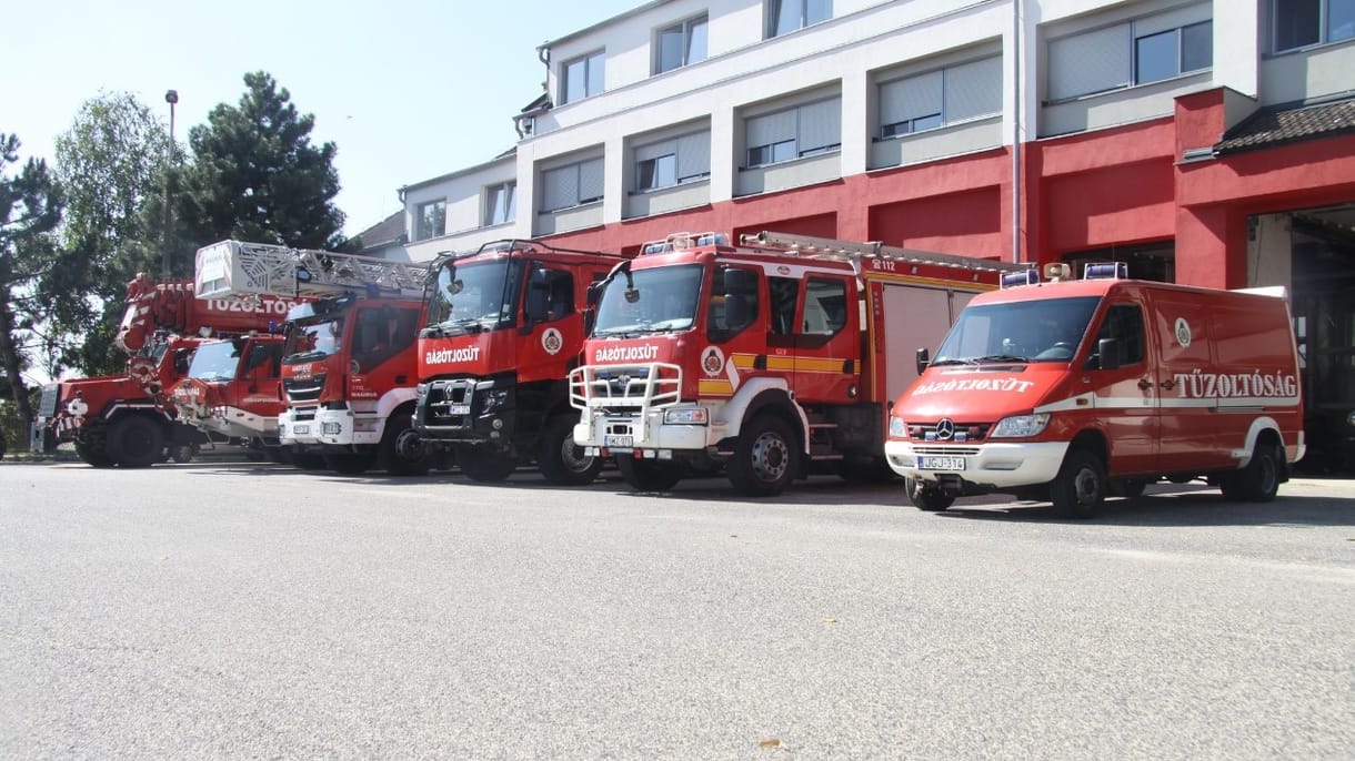 Tűz ütött ki egy csarnoképületben Debrecenben, negyven embernek kellett kimenekülnie