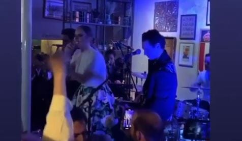 Adele is a mikrofonhoz lépett az esküvői bulin – és véletlenül nagy bejelentést tett
