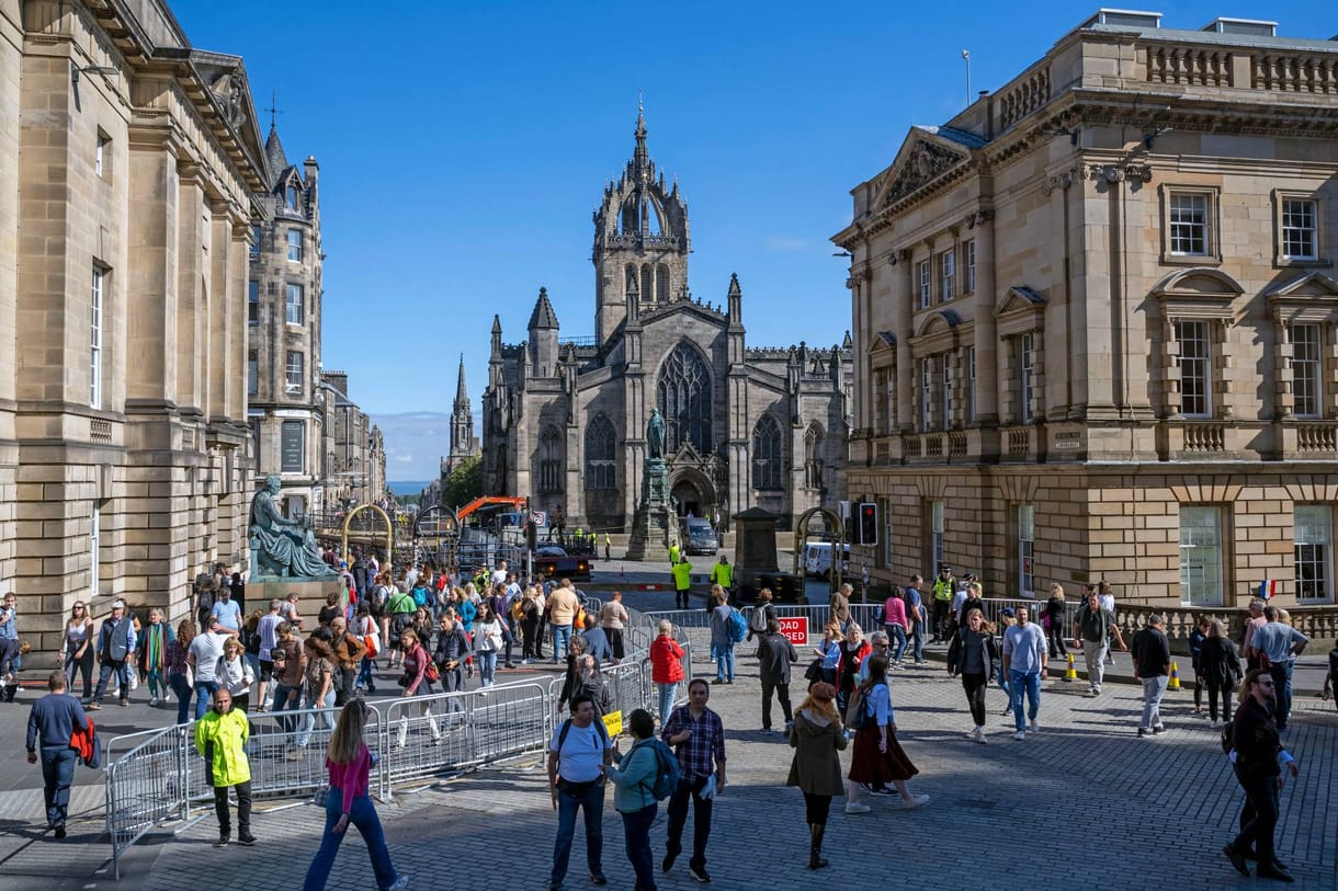 Elindítják II. Erzsébet koporsóját Edinburgh-be