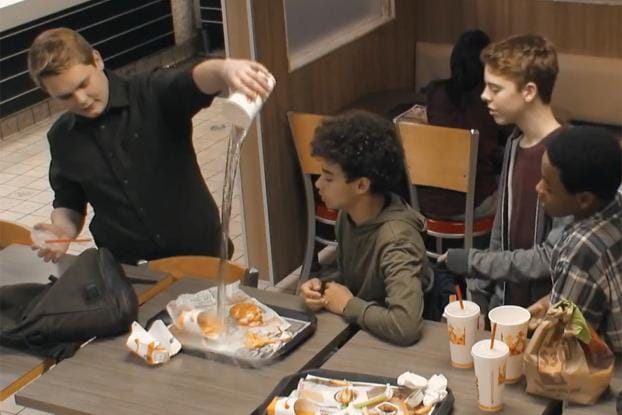 A szottyos hamburgertől kiakadnak az emberek, de a zaklatást csak lesütött szemmel nézik - videó