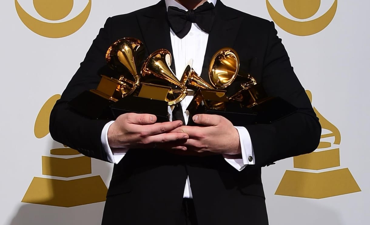 A Grammy-vezér szerint azok a dalok is elnyerhetik a díjat, amelyekbe belenyúlt a mesterséges intelligencia