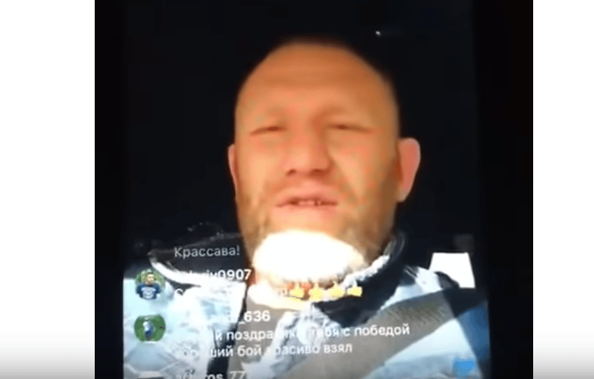 Most egy ketrecharcos élőzött autózás közben, nem lett szép vége – videó