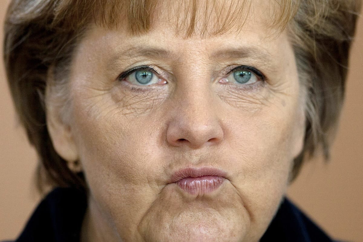 Merkel szerint nem bojkottálják Francois Hollande-ot, de tényleg nem fogadja