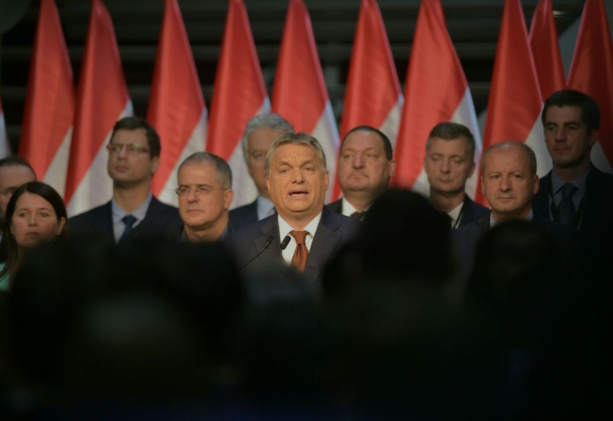 Pénzt osztogatnak Orbánék, alig maradt valami a tartalékból