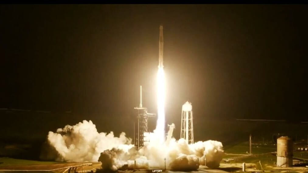 Elindult a SpaceX kockázatos történelmi küldetése, ami elhozhatja az első privát űrsétát is – videó