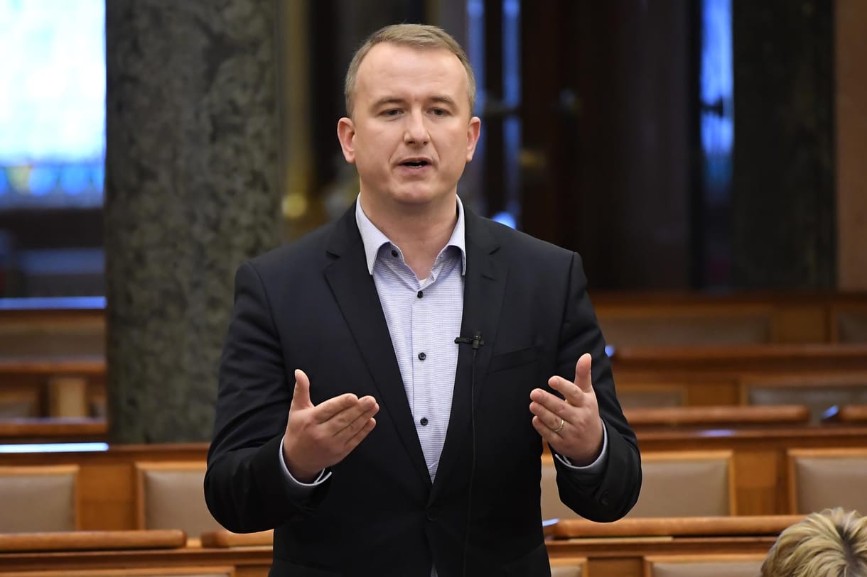 Bayer Zsolt felesége kedvéért a fideszesek felrúgtak egy 32 éves gyakorlatot