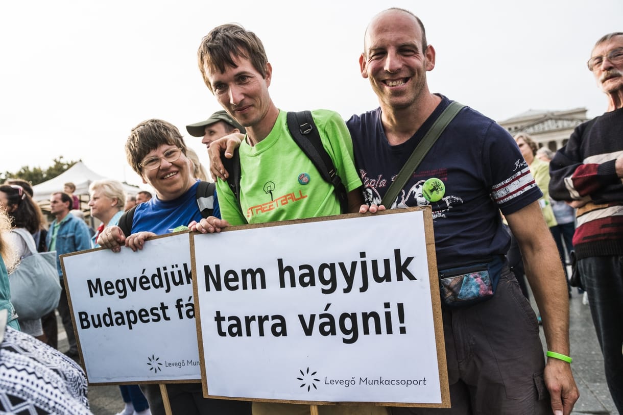 Oszd meg és uralkodj: civilek a centrális erőtérben