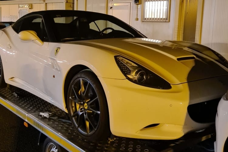 Lopott Ferrari California bukkant fel Csanádpalotán