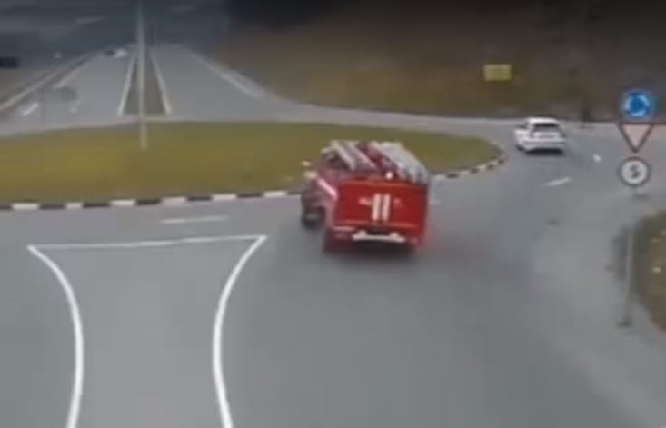 Ilyen az, amikor tényleg nagyon sietnek a tűzoltók – videó