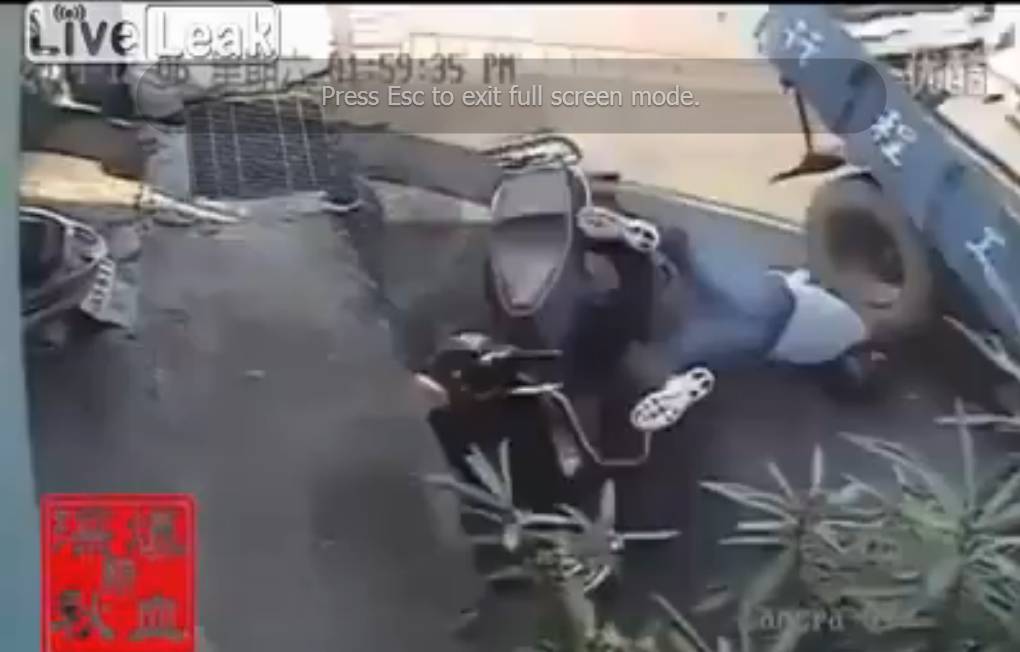 Videó: Így ússza meg a biztos halált egy mázlis robogós