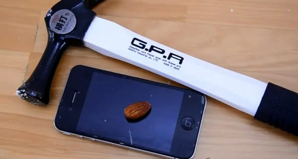 Túléli az iPhone a kalapácsütést? (videó)