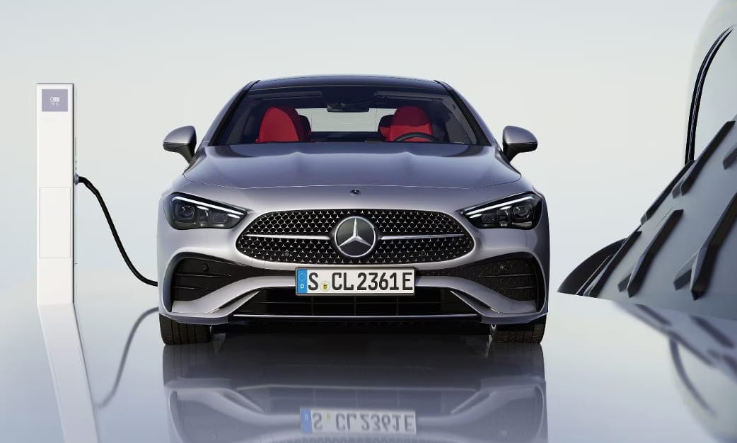 Zöld rendszámos, hangtalanul suhanó új Mercedes kupé érkezett Magyarországra