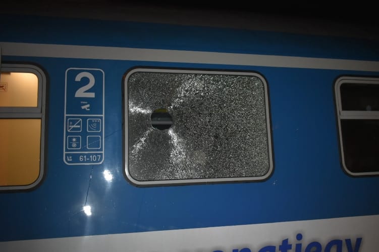 Terméskővel dobták be menet közben egy vonat ablakát