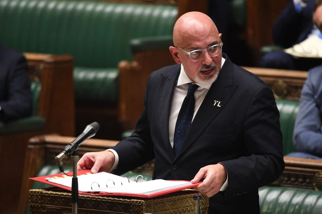 Trükközhetett az adókkal: menesztette a Konzervatív Párt elnökét a brit kormányfő