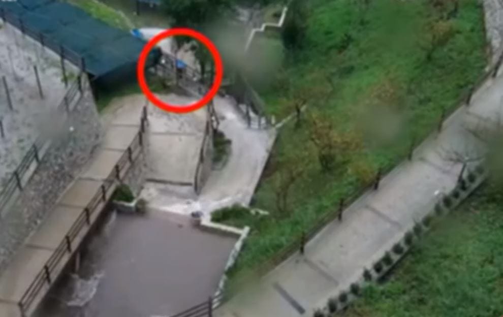 Csodával határos módon élte túl a brutális sárlavinát egy olasz ember – videó