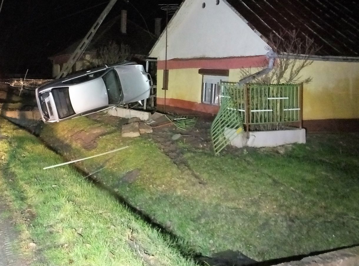 Részegen ült a volánhoz, a ház kerítésében állt meg a BMW
