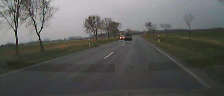 Leszorította az útról a szembe jövőket, ezzel szórakozott az ámokfutó - videó