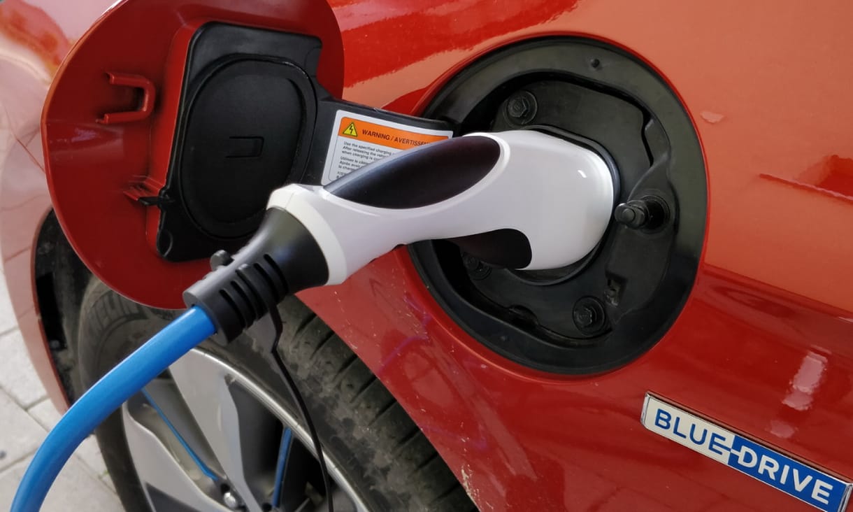 BMW, Hyundai-KIA, Ford – sorra hívják vissza veszélyesnek ítélt akkumulátoros autóikat a gyártók