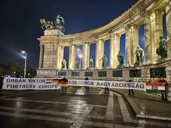Budapest nevezetes pontjain éltették Orbánt a német focidrukkerek
