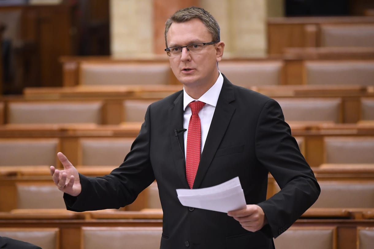 Rétvári Bencéből kibújt a poroszos pedagógus a parlamentben