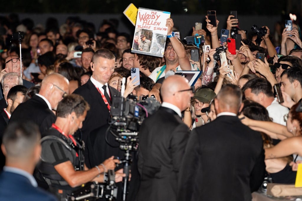 Dulakodás tört ki Woody Allen velencei premierjén – videó
