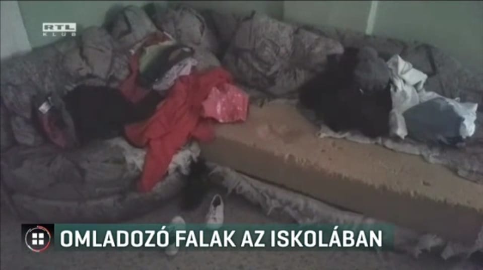 Szétesik lassan az egyik sümegi iskolaépület, a szülők felháborodtak