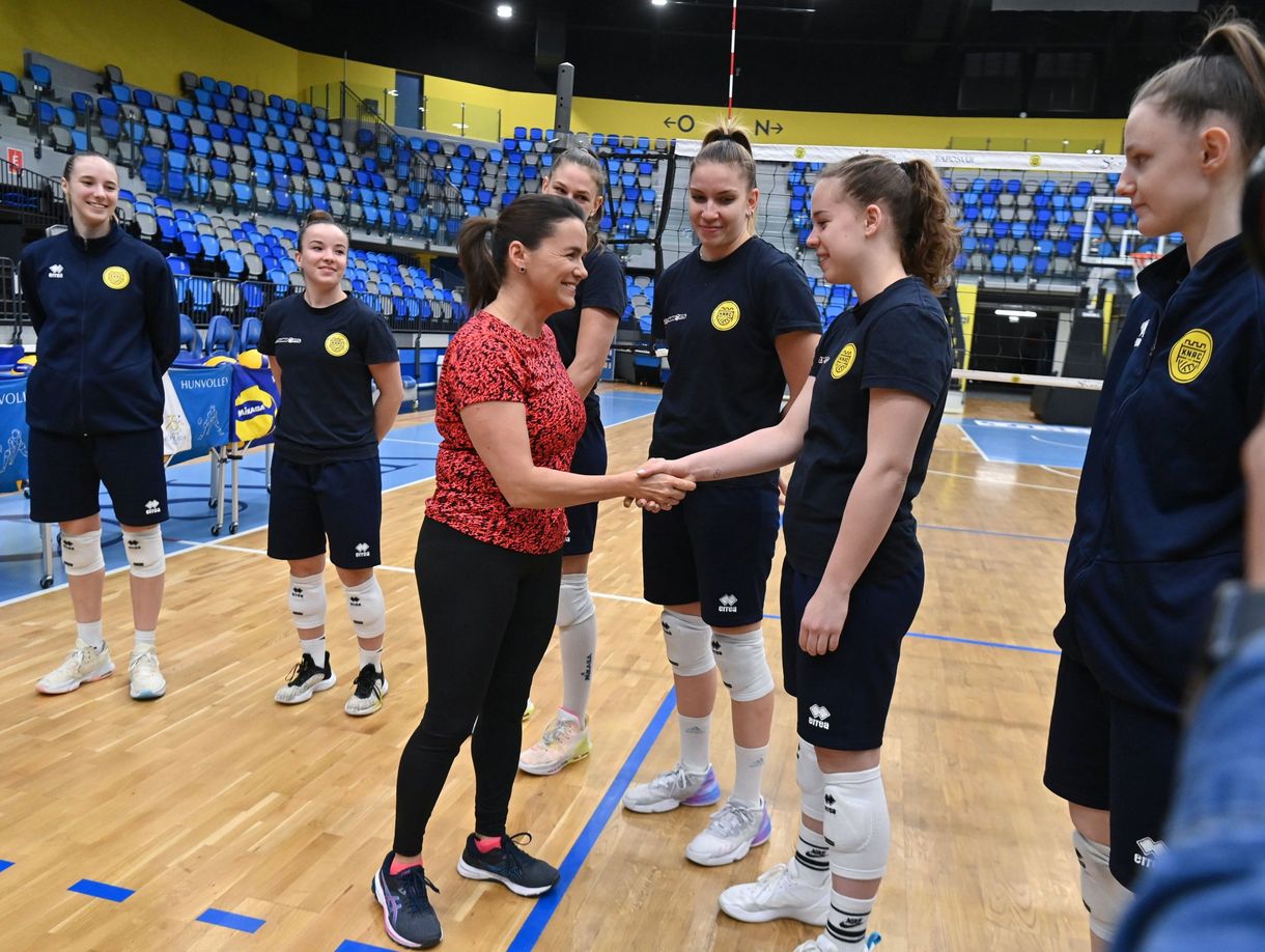 Novák Katalin meglátogatta a kaposvári női röplabdacsapatot, és a gyerekvállalás csodájáról beszélt