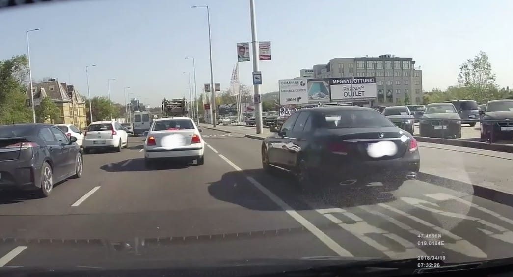 A nap videója: a Budaörsi út buszsávjában előzött a Mercedes sofőrje, aztán jött a meglepetés