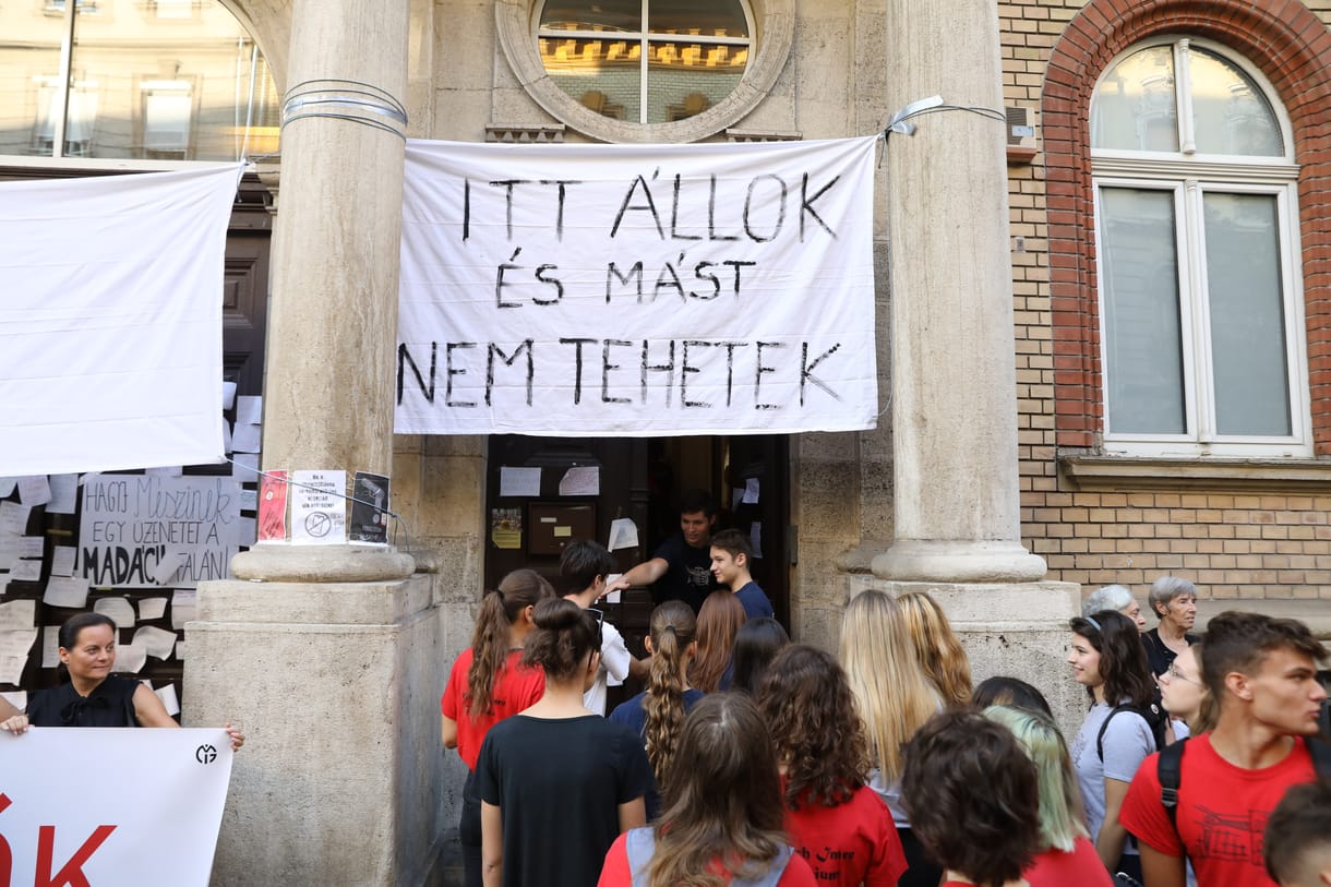 Tüntetéssel kezdődött a tanév a Madách Imre Gimnázium előtt
