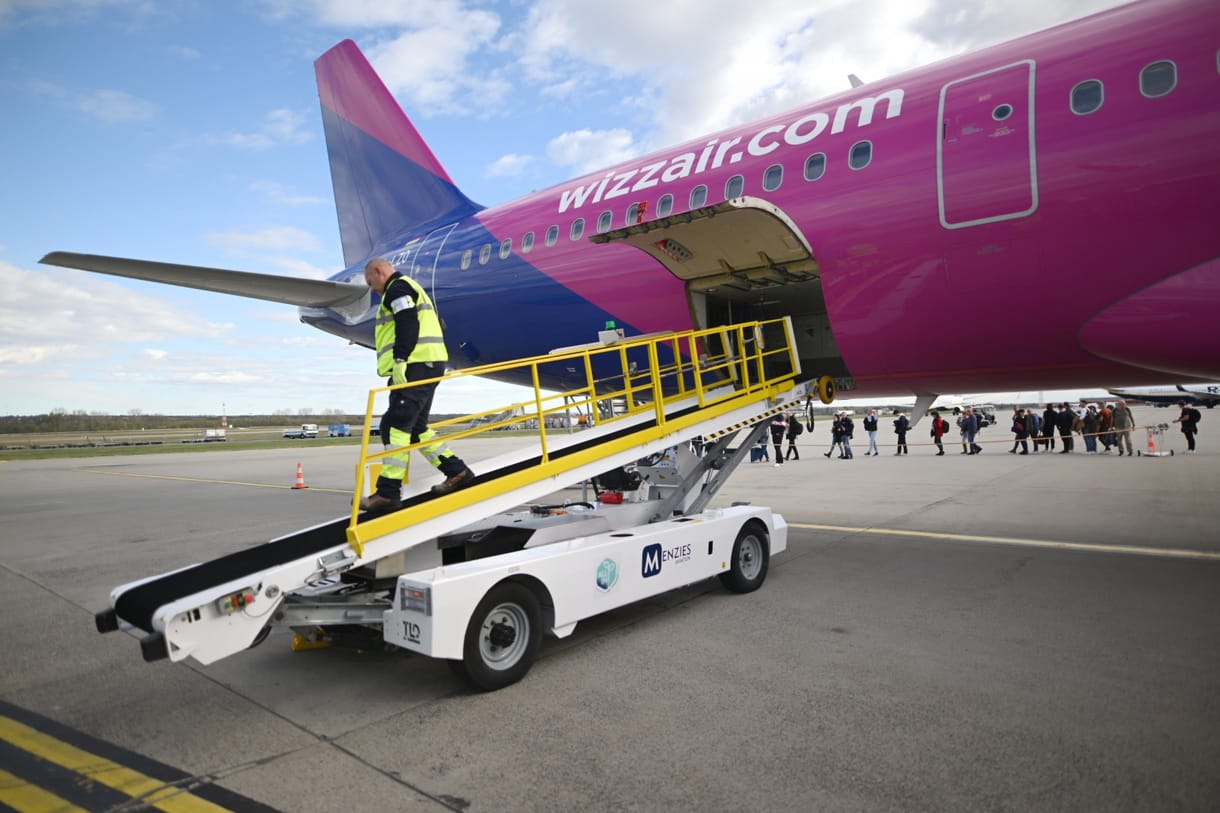 Engedély nélkül szálltak fel az utasok a Wizz Air gépére Budapesten, a rendőröknek kellett leszállítaniuk őket