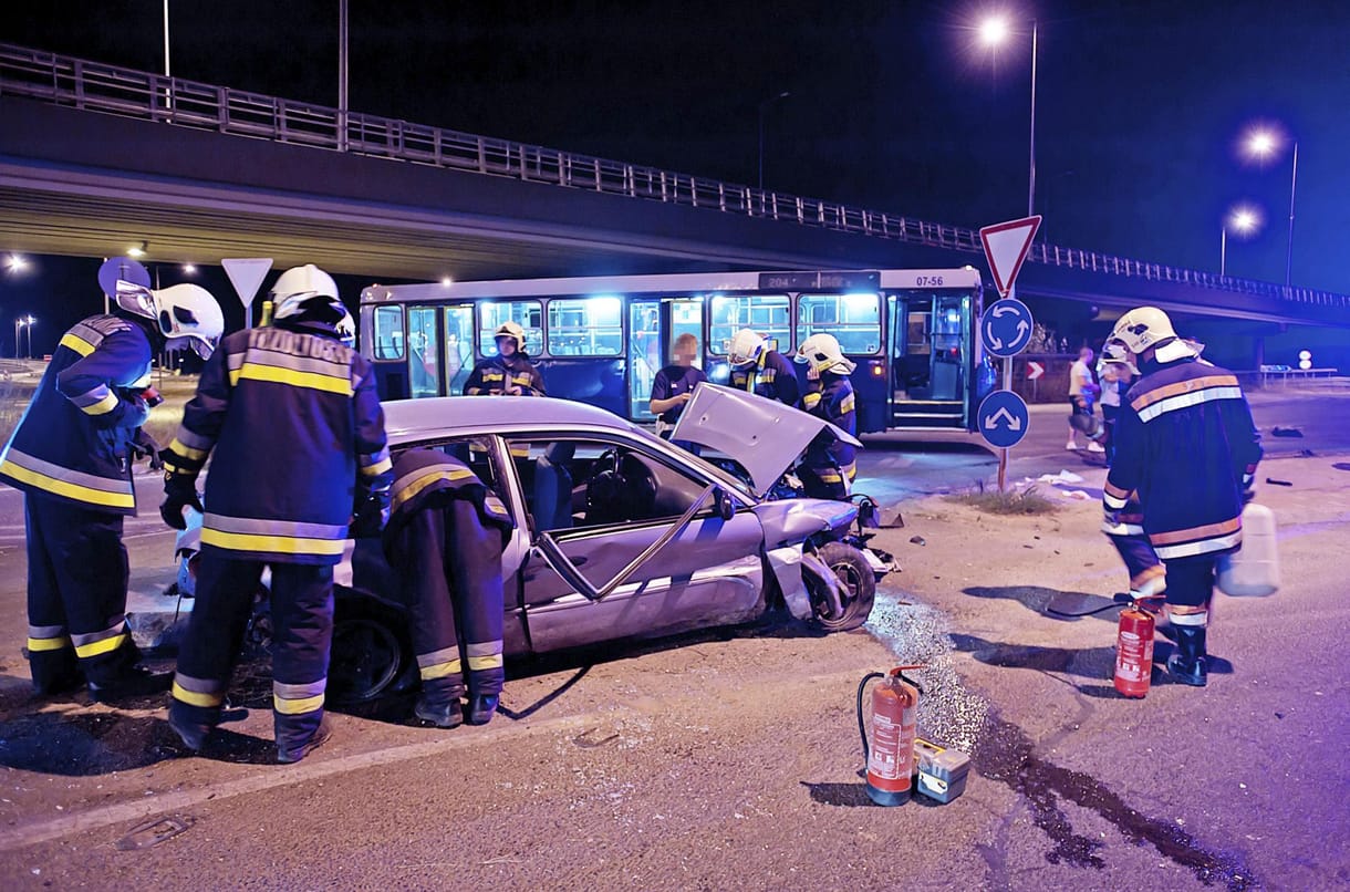 Fotók: szaltózott egy autó a körforgalomban, civilek mentették a sérülteket