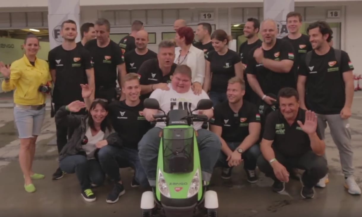 Megható videó: a magyar versenycsapat különleges ajándékkal lepte meg szurkolóját
