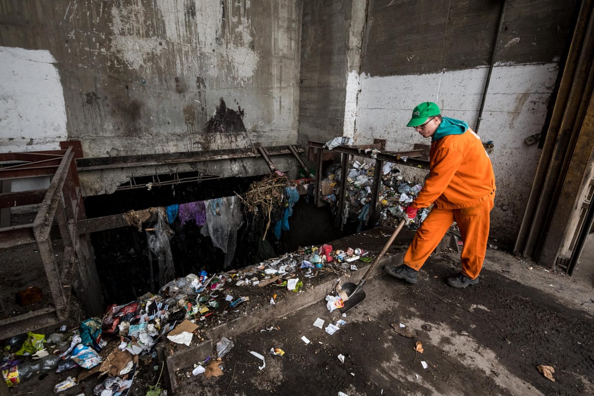 Símaszkosok a szemétégetőben, akcióban a fővárosi kukakommandó