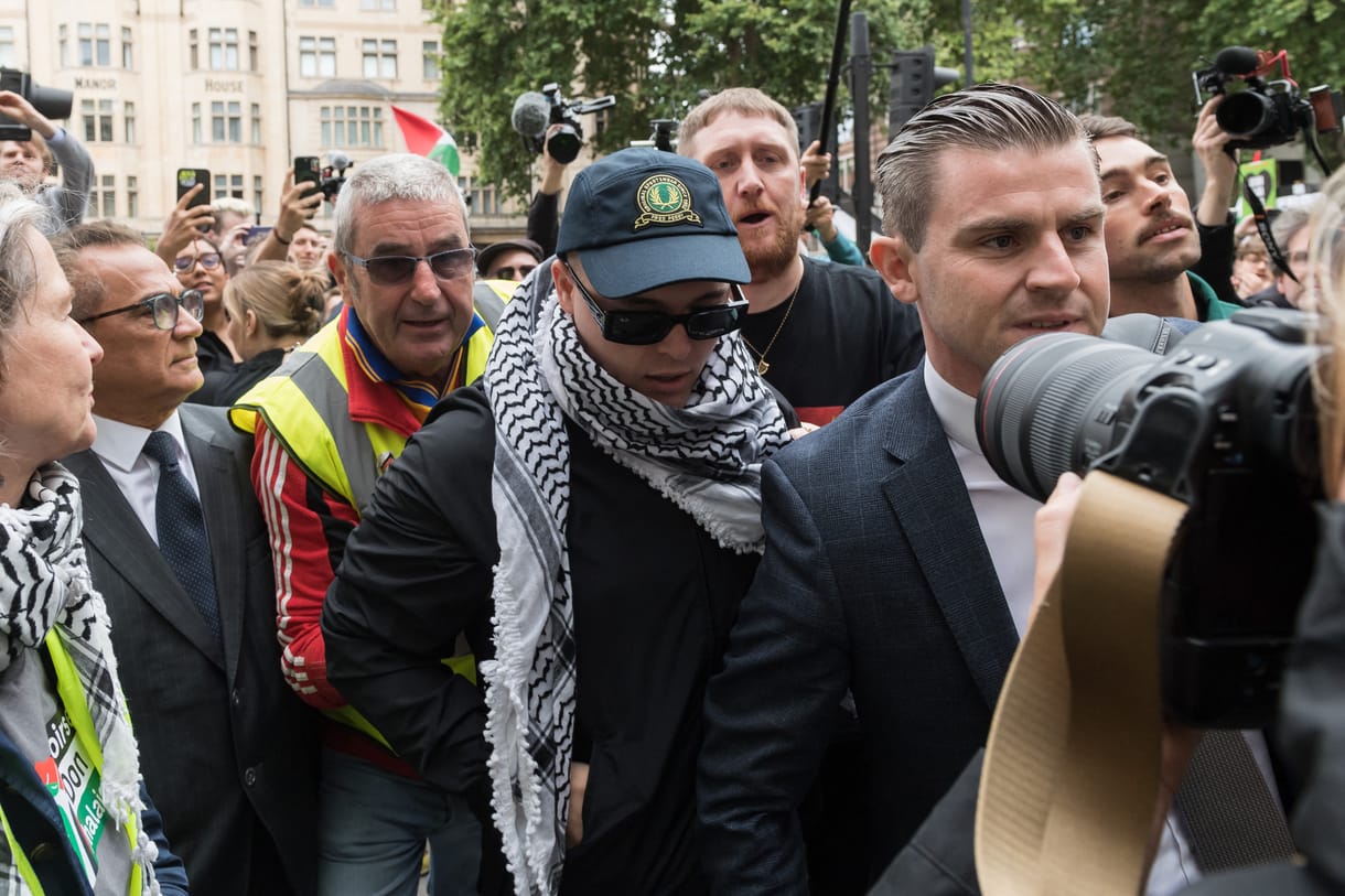 Támogatói gyűrűjében jelent meg a Kneecap egyik tagja a londoni bíróságon