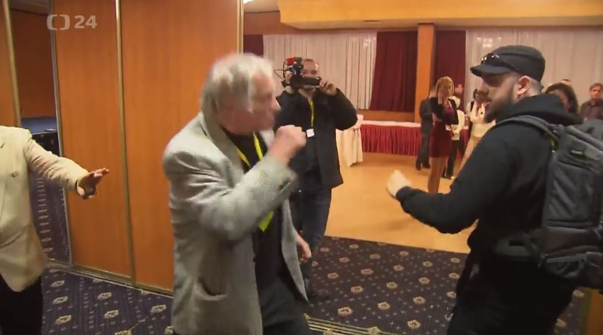 Újságírókat lökdöstek az újraválasztott cseh elnök munkatársai – videó