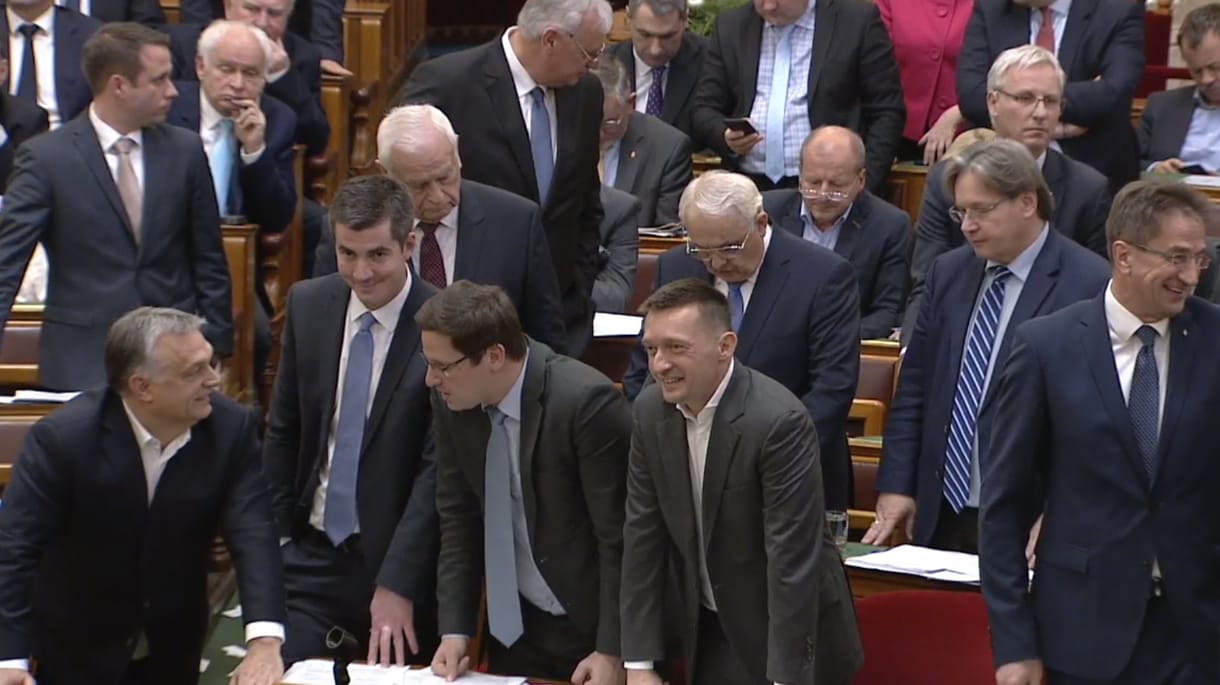 Orbán már a két padsor között támaszkodik – fotó