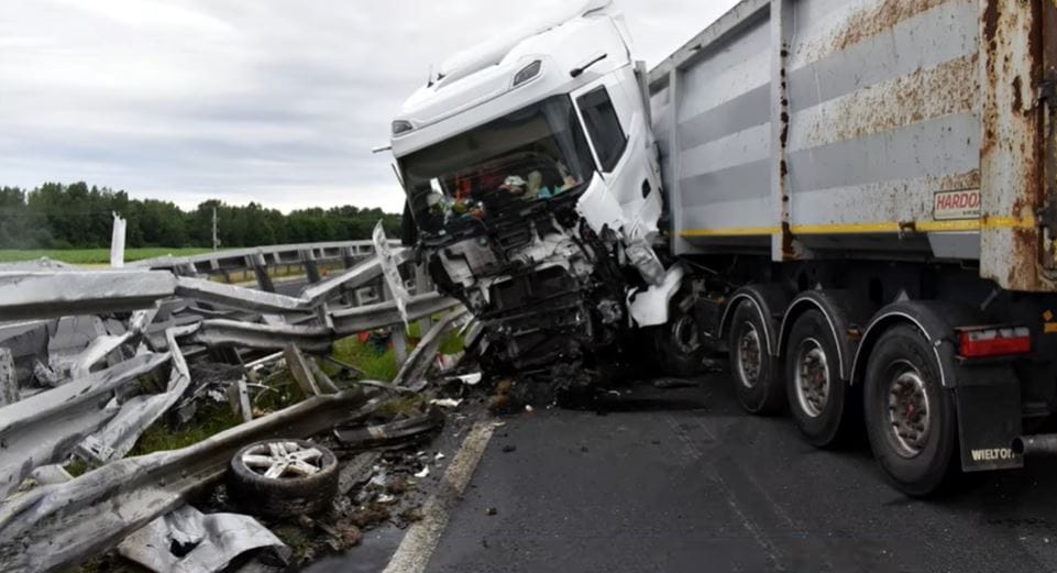 Forgalommal szemben hajtott egy sofőr Répcelaknál, több járművel ütközött, majd kigyulladt az autója