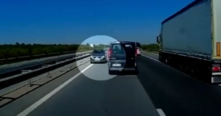 Videón, ahogy a forgalommal szemben hajtott egy 80 éves nő a bukaresti autópályán