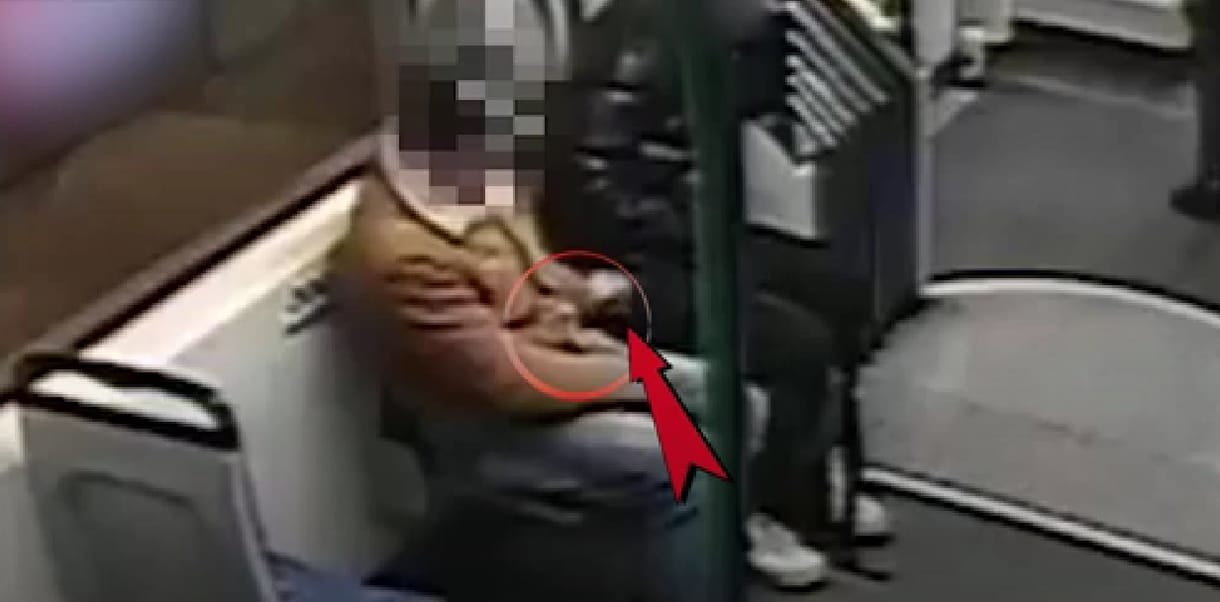 Kizsebelt egy alvó utast a 6-os villamoson, de egy métert se tett meg és elfogták a rendőrök – videó
