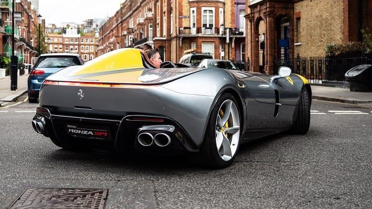 Londonban videózták le a félmilliárd forintos, együléses retró Ferrarit