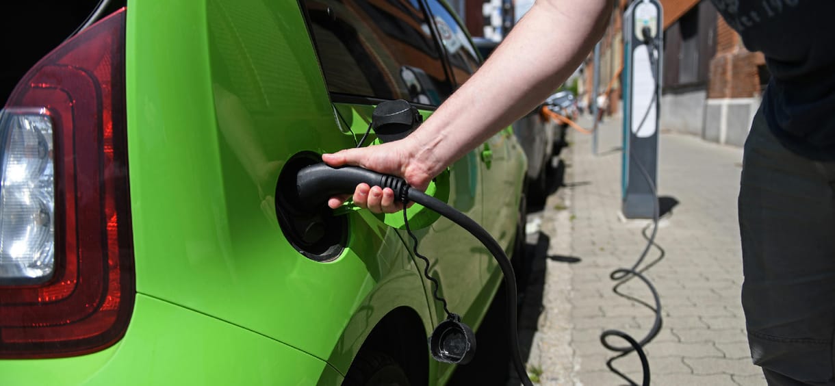 2030-ra az autóeladások több mint fele elektromos jármű lehet