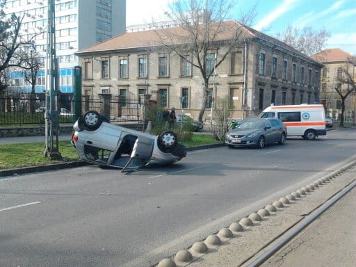 Felborult egy autó a Lehel utcában