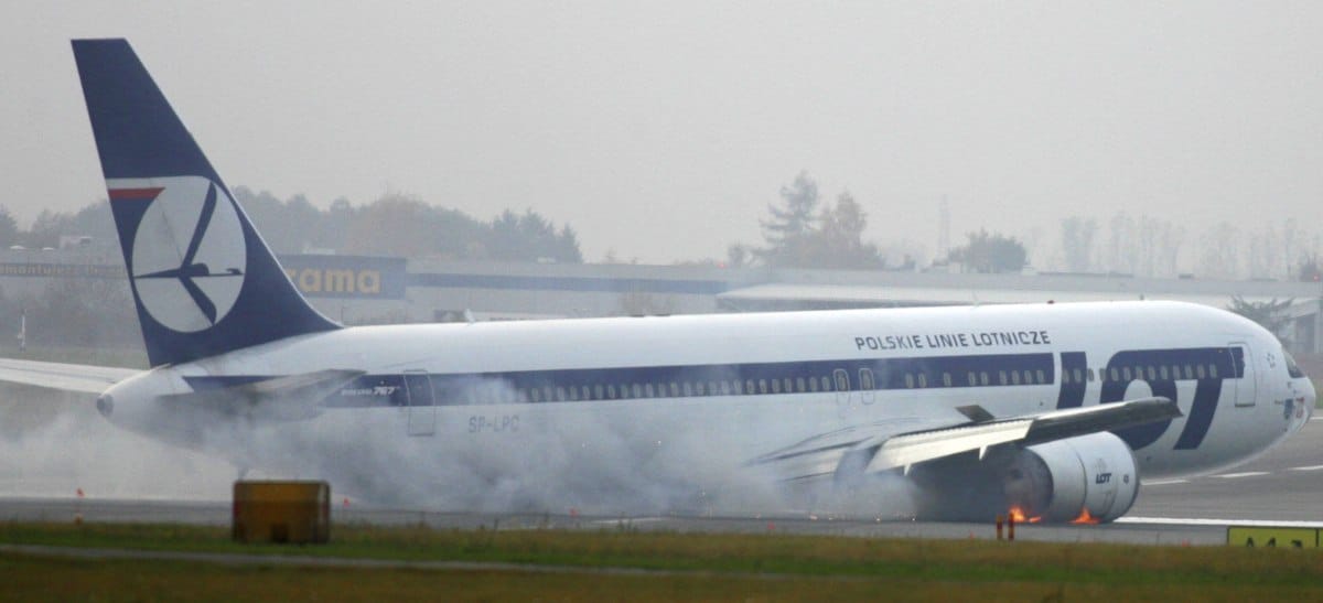 Fotó: kényszerleszállás Varsóban: a hasán csúszott egy Boeing